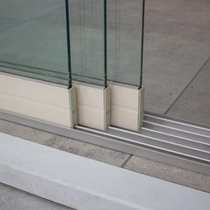 3-rail-glazen-schuifwand-crèmewit